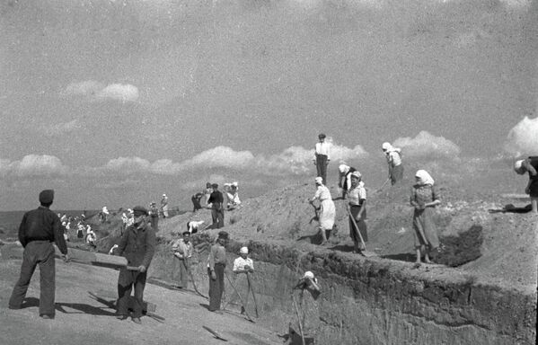 Грамадзянскае насельніцтва на будаўніцтве абаронных збудаванняў пад Сталінградам. - Sputnik Беларусь