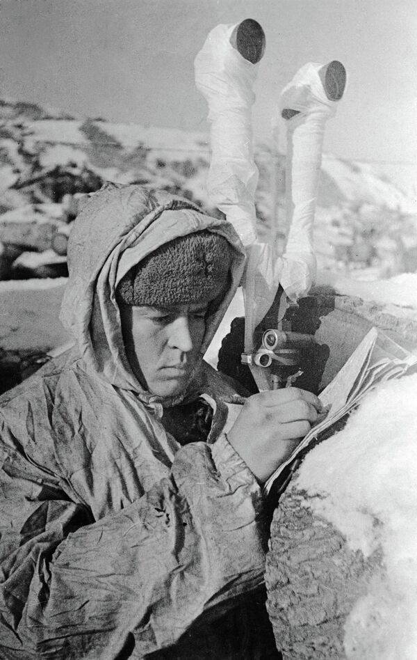 Камандзір мінамётнай батарэі малодшы лейтэнант Рыгор Ерафееў заносіць даныя ў назіральны часопіс. - Sputnik Беларусь