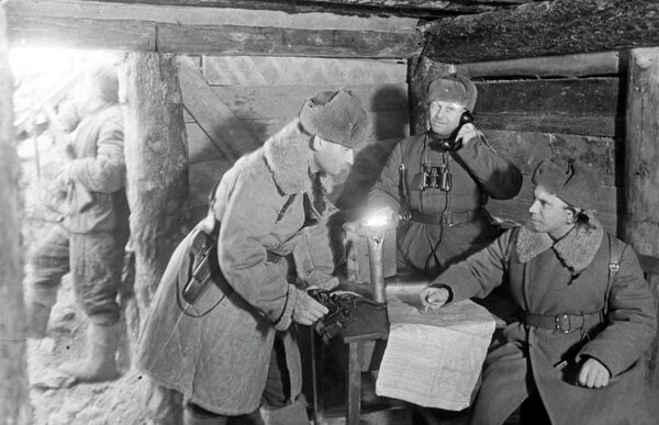 У бліндажы камандавання 284 Гвардзейскай стралковай дывізіі палкоўніка Мікалая Бацюка. Начальнік штаба Аляксандр Садоўскі і начальнік штаба артылерыі КП ставяць баявую задачу. Сталінград, 1942 год. - Sputnik Беларусь