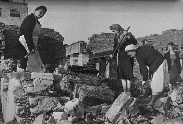 Аднаўленне Сталінграда праз некалькі месяцаў пасля заканчэння Сталінградскай бітвы. Жанчыны працуюць на вуліцах разбуранага горада, разбіраючы руіны жылых дамоў. - Sputnik Беларусь