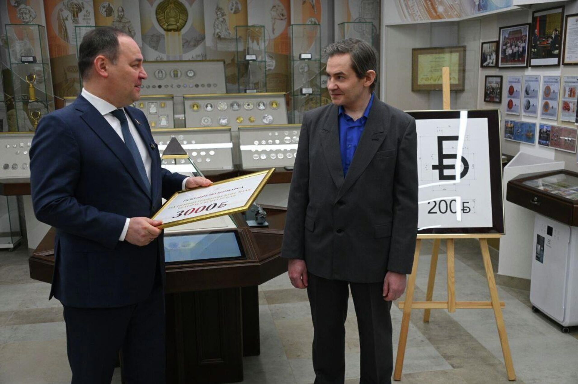 Роман Головченко вручает победителю приз Роман Головченко вручает победителю приз - Sputnik Беларусь, 1920, 02.02.2026