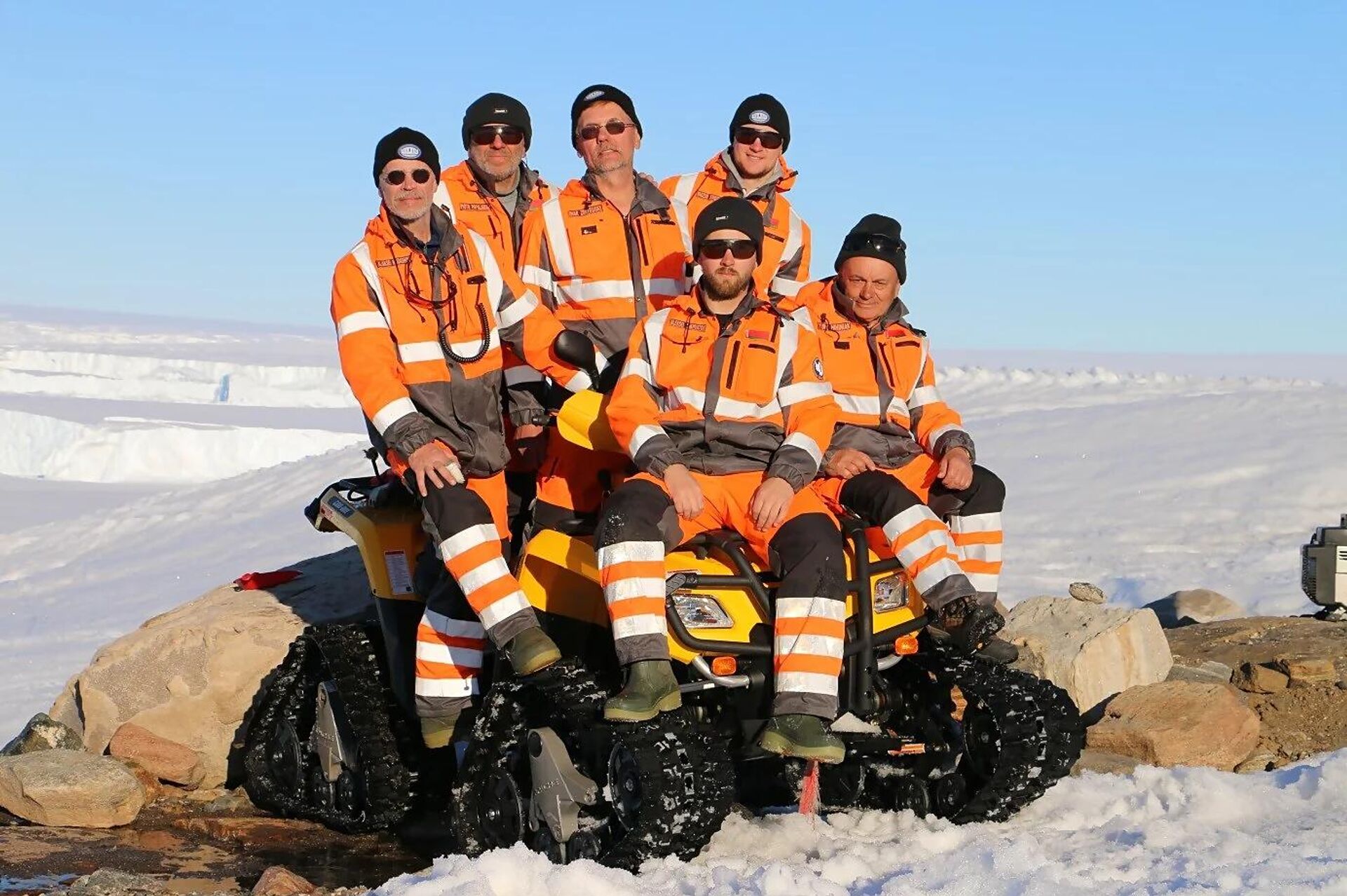 Юрий Гигиняк среди участников 9-й БАЭ (второй вверху слева) 