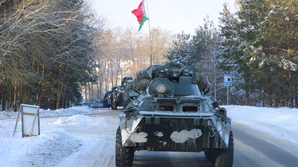 Колонны БТР-82А совершают марш своим ходом в назначенные районы - Sputnik Беларусь