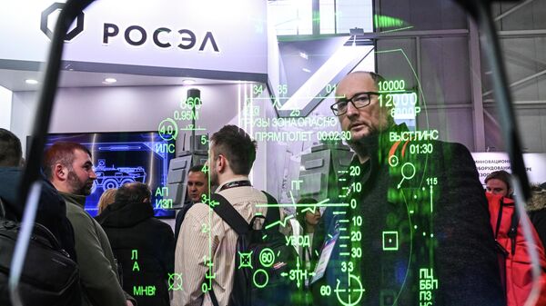 Широкоформатный коллиматорный индикатор - индикатор на лобовом стекле (ИЛС), разработанный Раменским приборостроительным конструкторским бюро, на стенде КРЭТ на выставке НАИС 2026 в Москве - Sputnik Беларусь