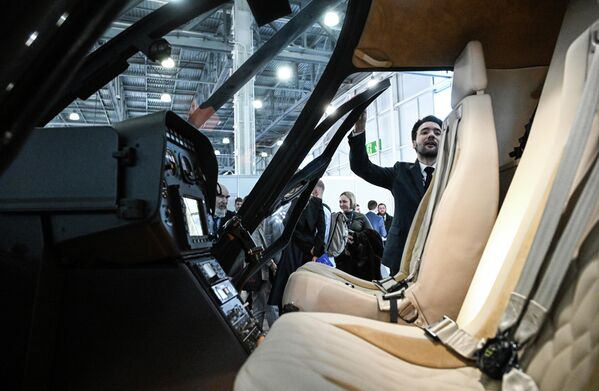 Кабина вертолета Ми-34М1. - Sputnik Беларусь