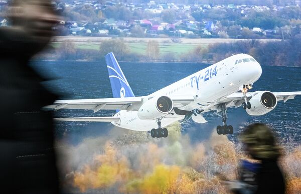 Плакат с изображением российского среднемагистрального самолета Ту-214. - Sputnik Беларусь