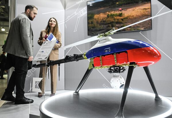 Универсальный беспилотный электрический вертолет Альфа-Е с грузоподьемностью до 7 кг на стенде концерна "Калашников". - Sputnik Беларусь