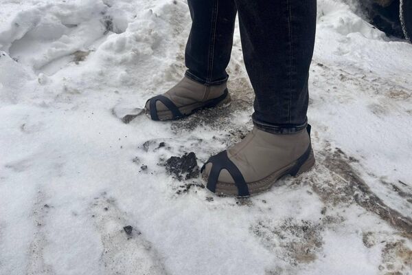 Так выглядят ледоходы (или ледоступы) – они надеваются на обувь для ходьбы в гололед. - Sputnik Беларусь