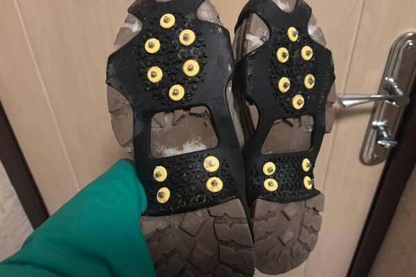 Так выглядят ледоходы (или ледоступы) – они надеваются на обувь для ходьбы в гололед. - Sputnik Беларусь