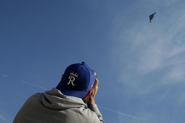 Фотограф наблюдает за полетом американского бомбардировщика B-2 Spirit, который может нести ядерное оружие. - Sputnik Беларусь