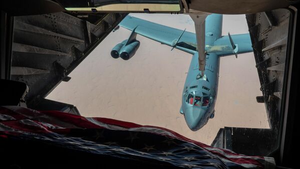 Заправка в воздухе американского стратегического бомбардировщика B-52H. - Sputnik Беларусь