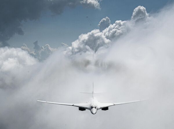 Стратегический бомбардировщик-ракетоносец Ту-160. - Sputnik Беларусь