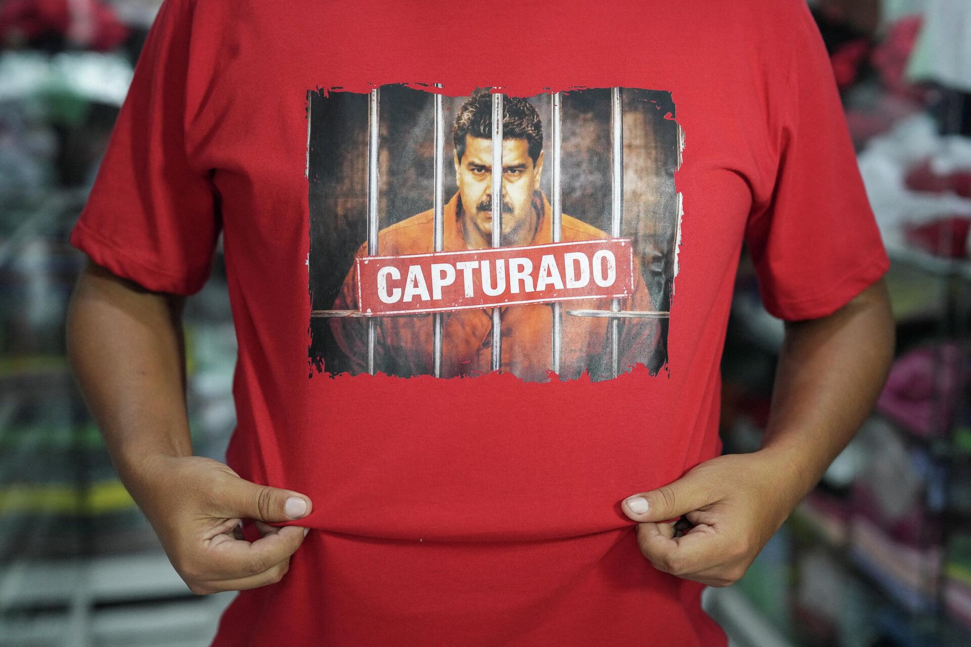 Футболка с принтом в защиту президента Венесуэлы Николаса Мадуро Футболка с принтом в защиту президента Венесуэлы Николаса Мадуро - Sputnik Беларусь, 1920, 27.02.2026