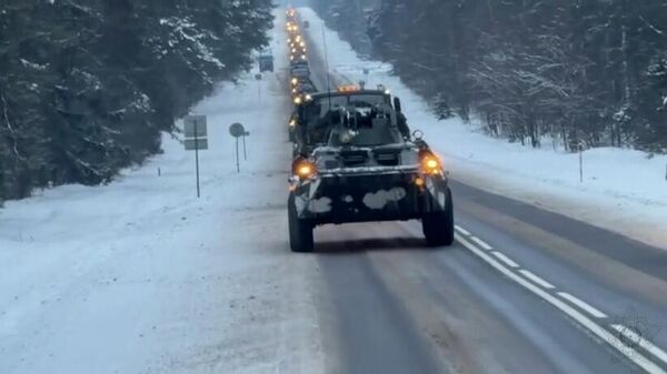 Минобороны показало кадры передвижения колонны БТР в ходе проверки боеготовности - Sputnik Беларусь