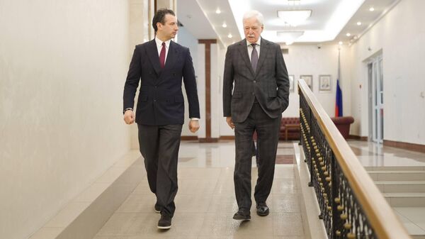 Первый вице-президент Федерации хоккея РФ Роман Ротенберг и посол России в Беларуси Борис Грызлов - Sputnik Беларусь