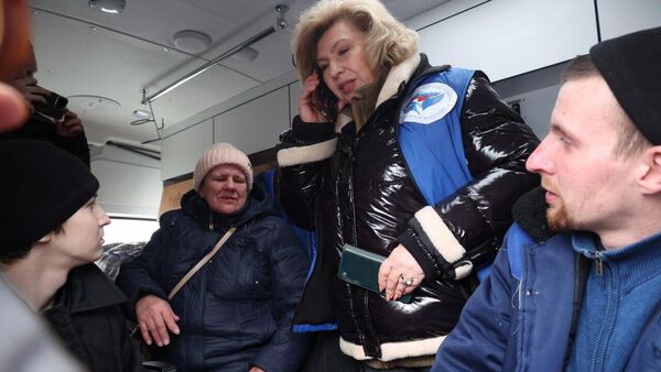 Омбудсмен РФ Татьяна Москалькова и возвращенные с территории Украины жители Курской области  - Sputnik Беларусь