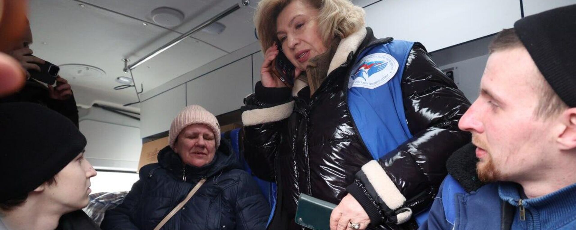 Омбудсмен РФ Татьяна Москалькова и возвращенные с территории Украины жители Курской области  - Sputnik Беларусь, 1920, 05.02.2026