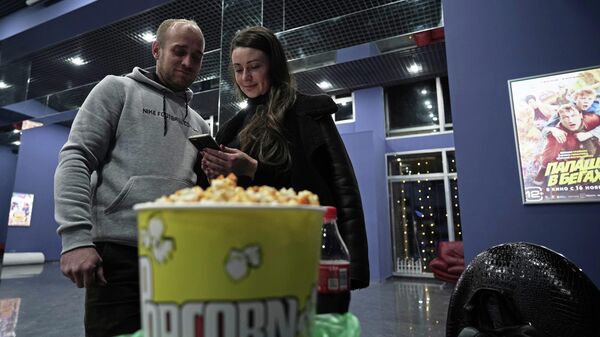Зрители покупают попкорн в кинотеатре  - Sputnik Беларусь