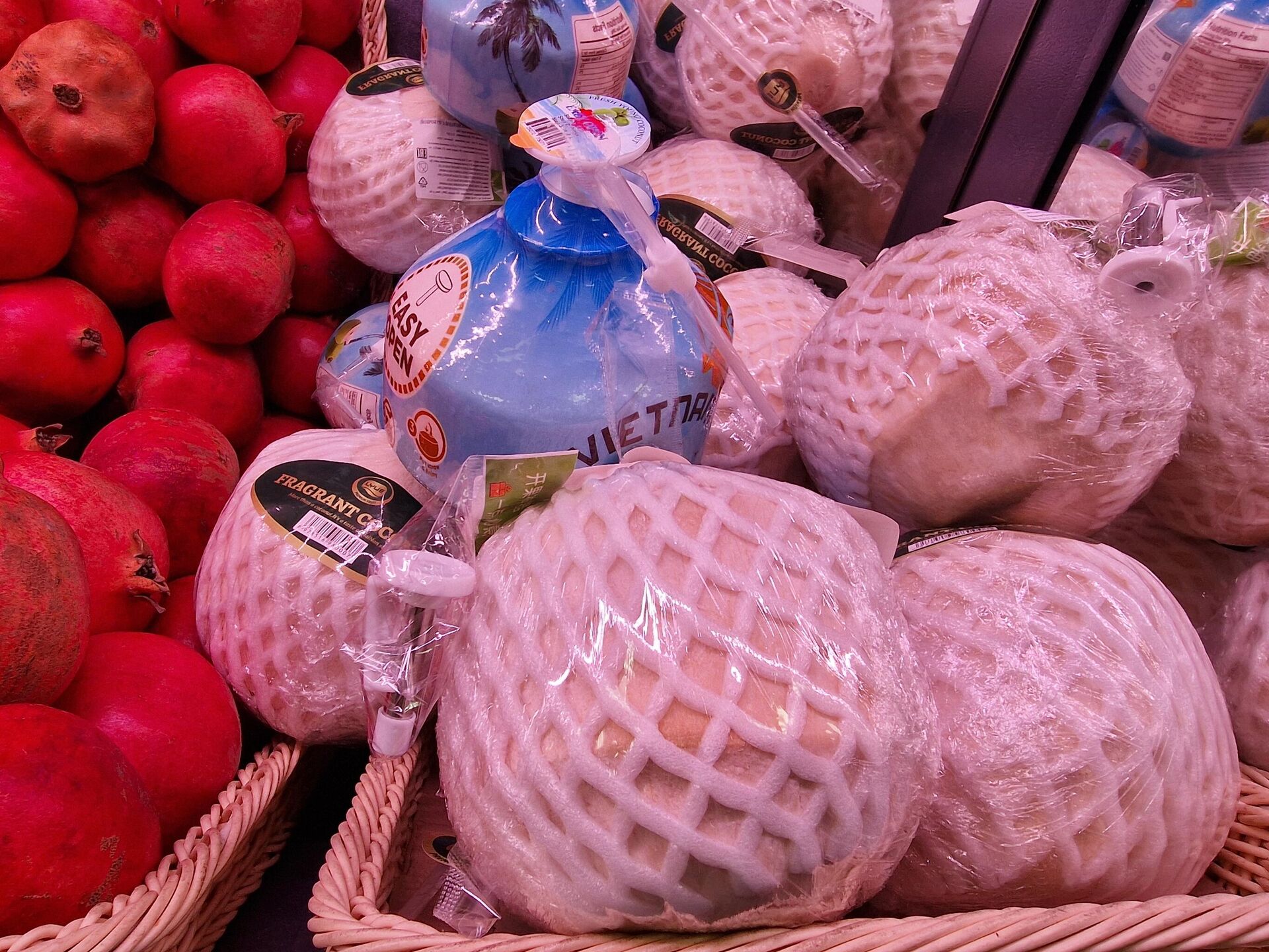 Экзотические фрукты на Комаровском рынке