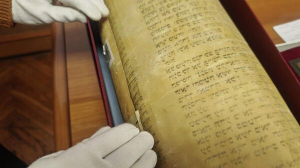 Свитки Торы в Президентской библиотеке Беларуси - Sputnik Беларусь