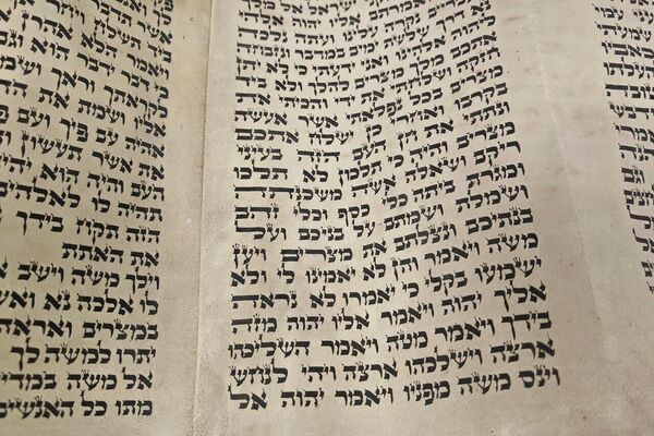 Свитки Торы в Президентской библиотеке Беларуси - Sputnik Беларусь