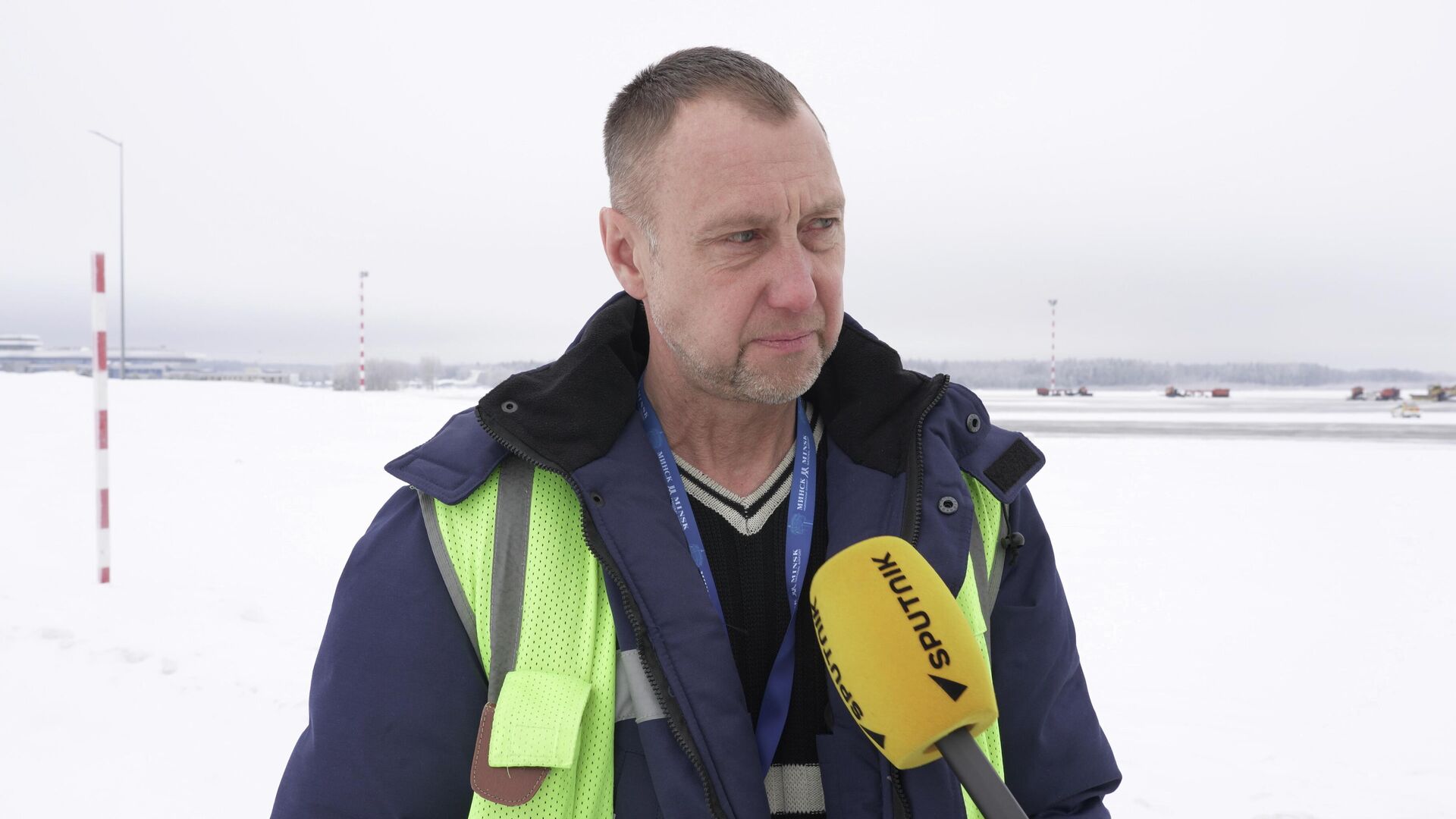 Ведущий инженер по аэродромному обеспечению Национального аэропорта Минск Владимир Федоров - Sputnik Беларусь, 1920, 06.02.2026