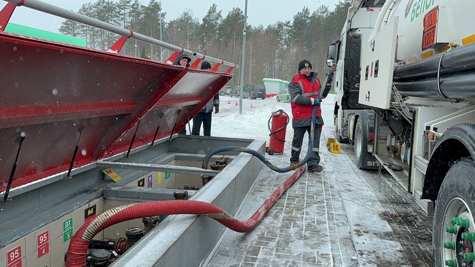 Слив топлива на АЗС - Sputnik Беларусь, 1920, 06.02.2026