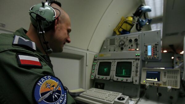 Польский военнослужащий следит за информацией на радаре, архивное фото - Sputnik Беларусь