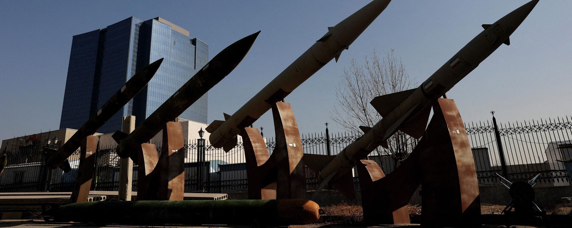 Иранские ракеты в парке Тегерана, архивное фото