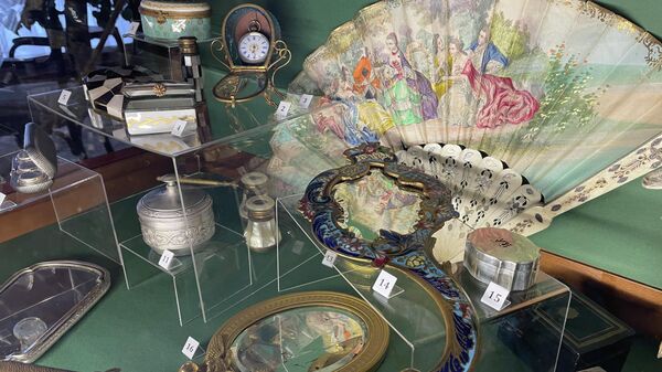 Слезы и список кавалеров: что носили дамы в сумочках XIX – XX веков (видео) - Sputnik Беларусь