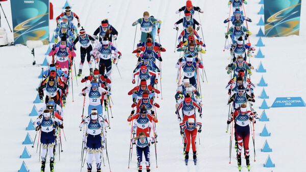 Лыжницы на старте скиатлона на ОИ - Sputnik Беларусь