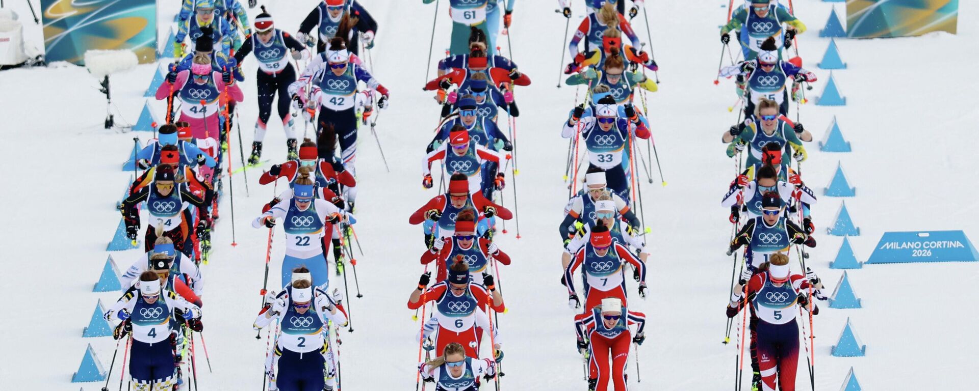 Лыжницы на старте скиатлона на ОИ