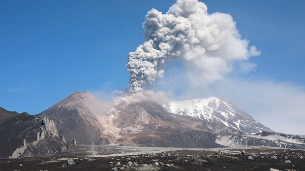 Выброс пепла на вулкане Шивелуч на Камчатке, архивное фото - Sputnik Беларусь