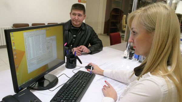 Сотрудница центра по оказанию услуг населению - Sputnik Беларусь