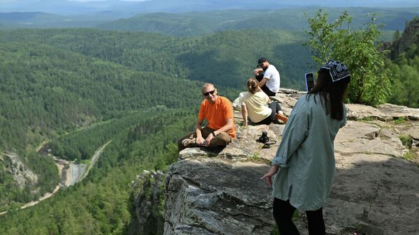 Туристы фотографируются на Айгирских скалах в Башкортостане - Sputnik Беларусь