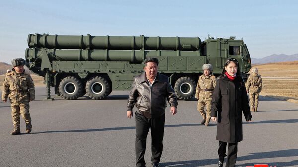 Лидер КНДР Ким Чен Ын и его дочь Ким Чжу Э - Sputnik Беларусь