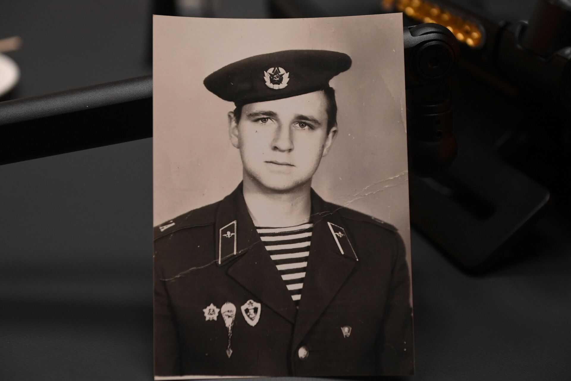 Это фото 19-летний Сергей Сурмачевский прислал родителям перед отправкой в Афганистан