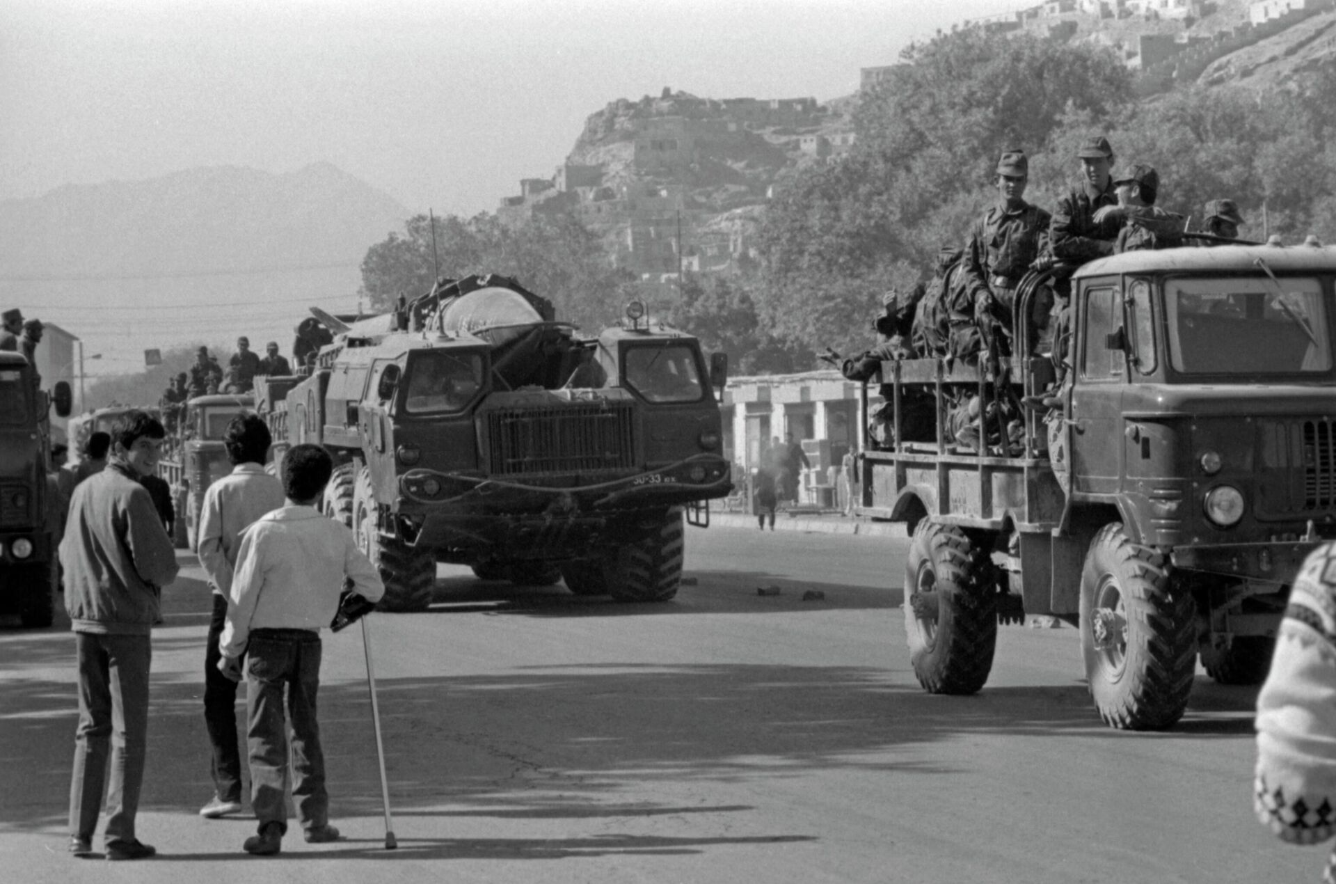 Колонна советских войск в Афганистане