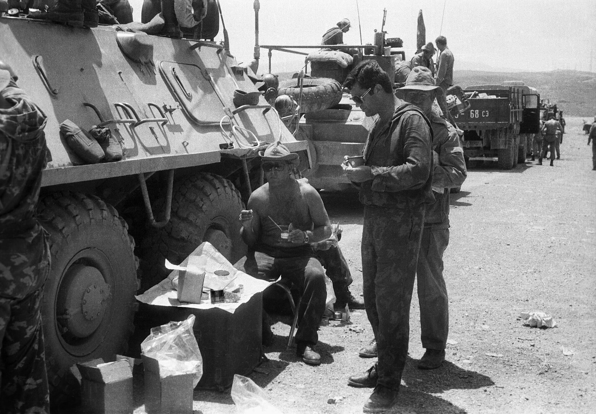 Колонна советских войск во время технический остановки