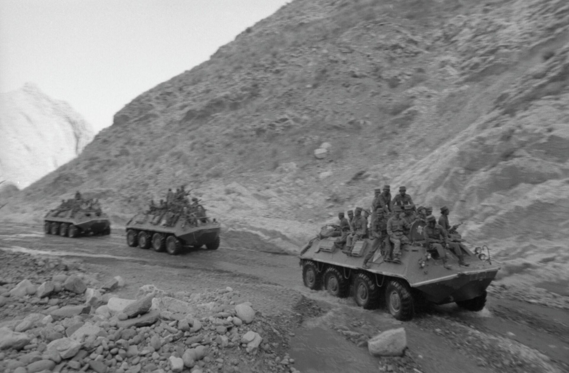 Колонна советской бронетехники в Афганистане