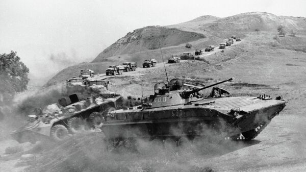 Колонна автомашин в сопровождении боевой машины пехоты и бронетранспортеров идет по дороге в Афганистане, кадр из фильма Опаленные Кандагаром - Sputnik Беларусь