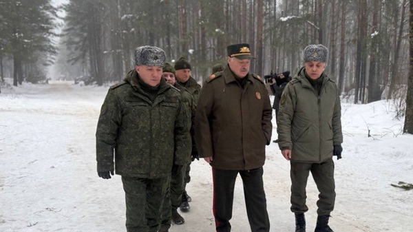 Прэзідэнт Беларусі Аляксандр Лукашэнка правярае боегатоўнасць Узброеных сіл - Sputnik Беларусь