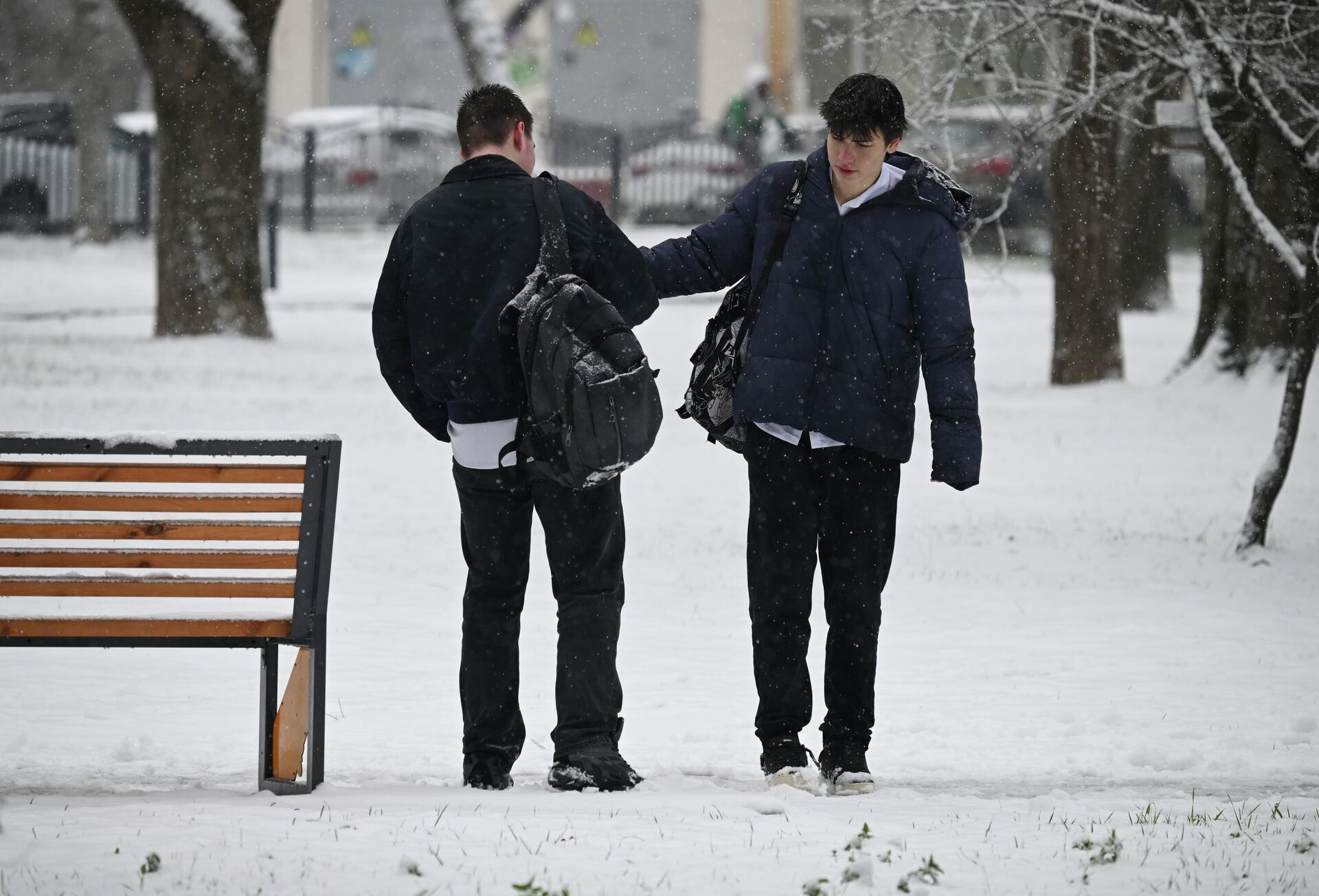 Школьники в парке - Sputnik Беларусь, 1920, 12.03.2026