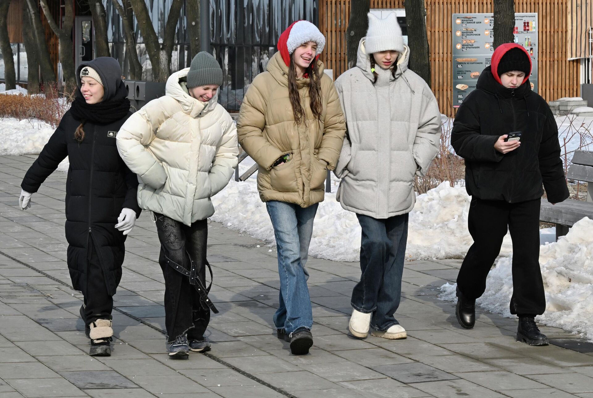 Молодые люди на прогулке - Sputnik Беларусь, 1920, 13.02.2026