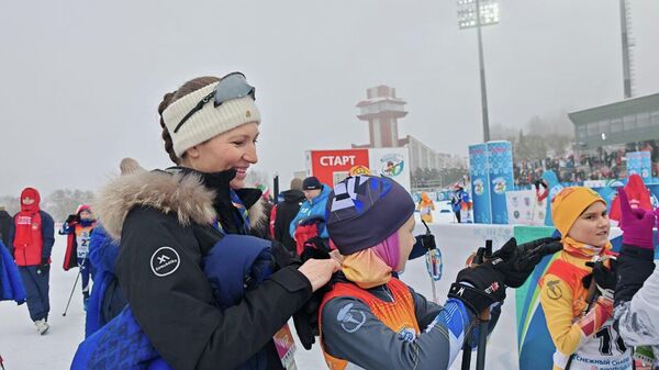 Олимпийские чемпионки следили за Снежным снайпером в Раубичах (видео) - Sputnik Беларусь