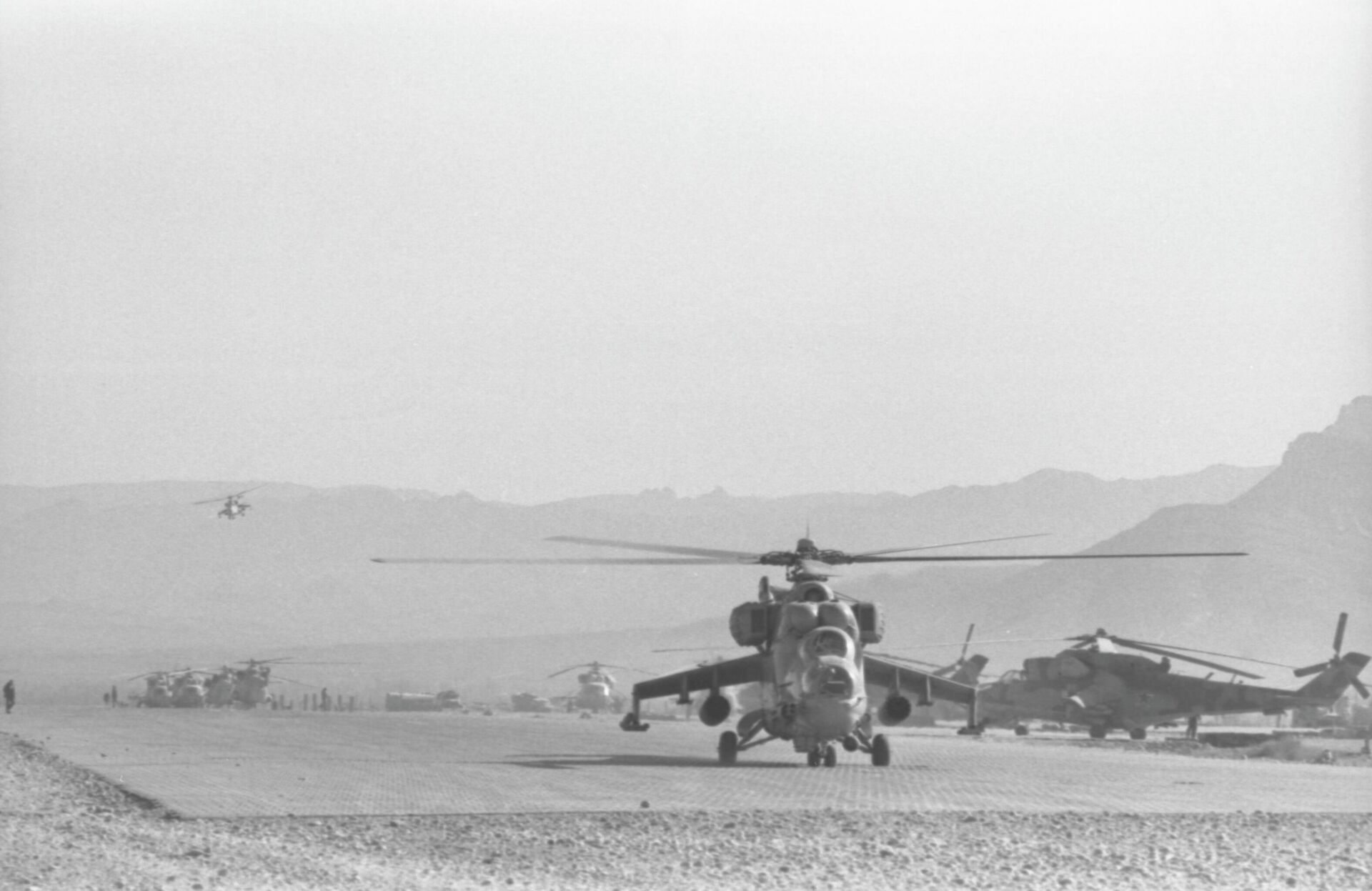 Боевые вертолеты Ми-24 вылетают с аэродрома  на задание - Sputnik Беларусь, 1920, 14.02.2026