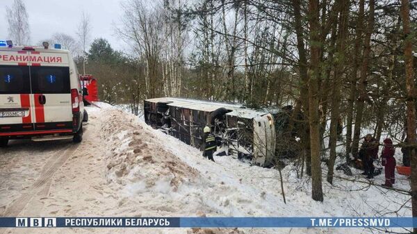 Автобус опрокинулся в кювет в Логойском районе - Sputnik Беларусь