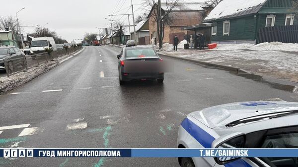 Легковой автомобиль совершил наезд на женщину и ребенка в Минске - Sputnik Беларусь