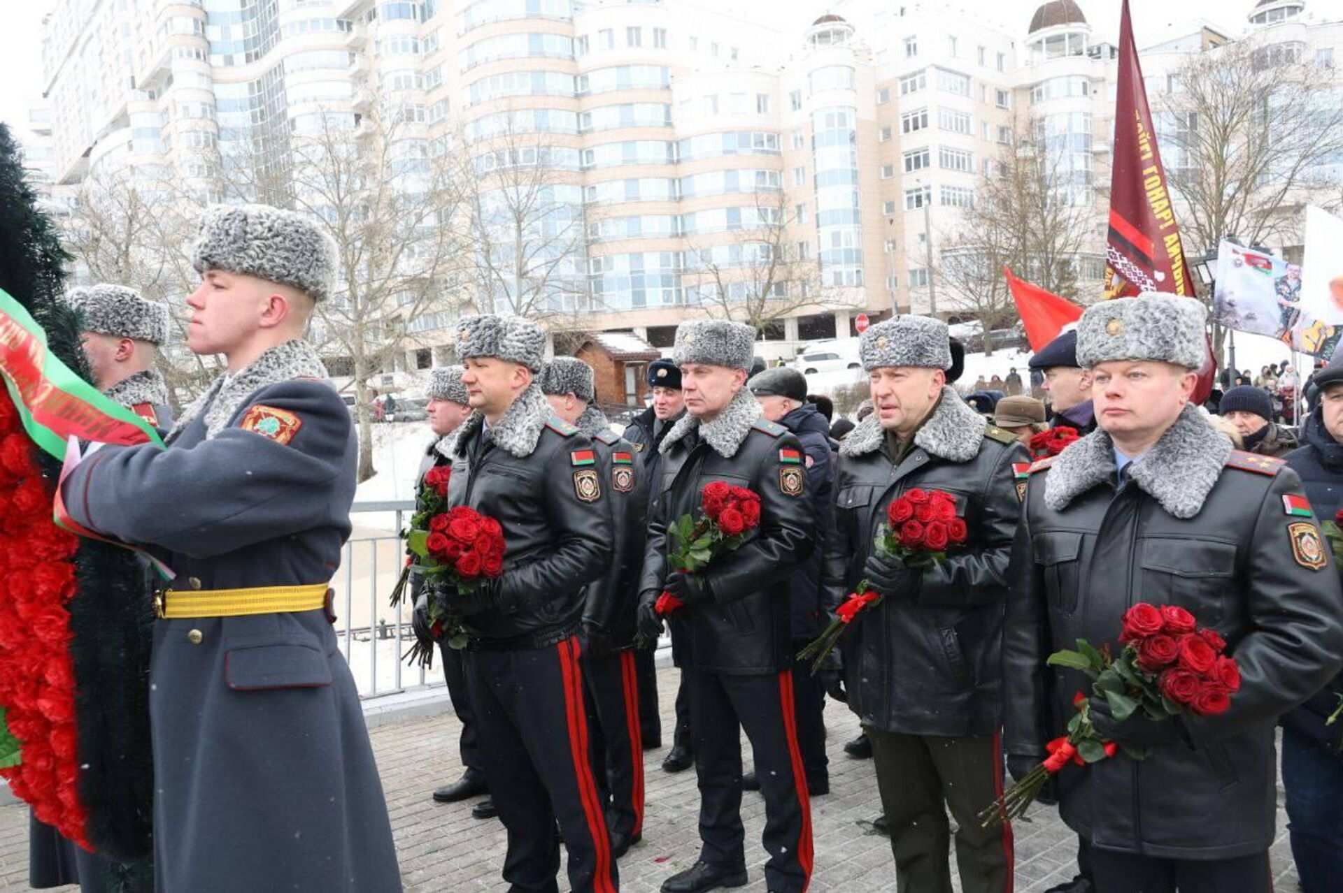 Возложение цветов к памятнику воинам-интернационалистам в на Острове памяти и скорби в Минске 