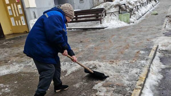 Уборка льда с тротуара - Sputnik Беларусь